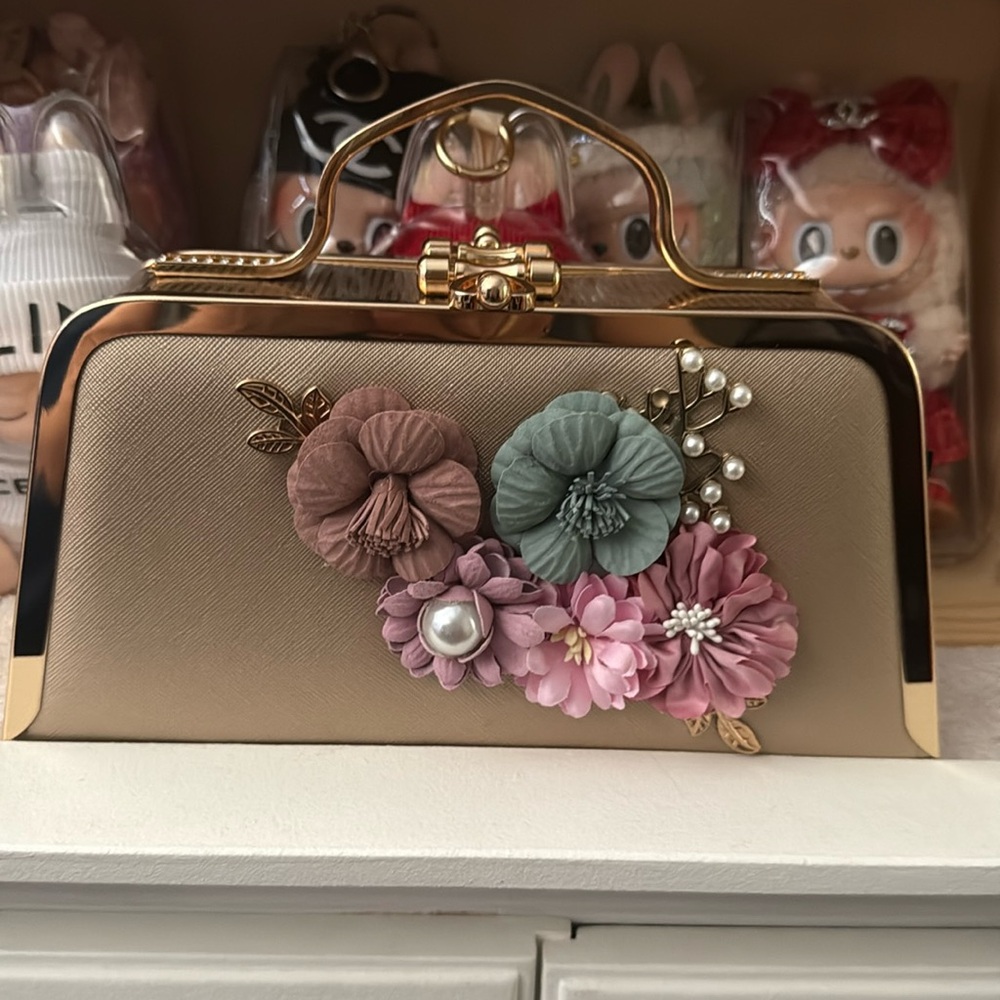 Brand new never wear gorgeous fashion bag in gold hardware and delicate design.